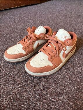 Air Jordan Low SE Women’s Size 8.5 Orange Cream
